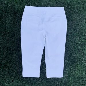 Chico’s elastic waist white pull-on denim capris 2.5 (M-L)